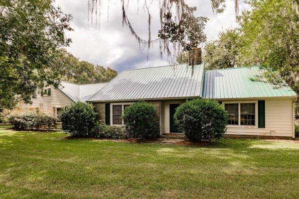 A la foto es mostra l'objecte Friendly cottage with barn and pool situat a la ciutat de Ocala.