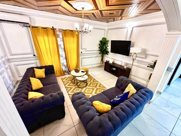 Appartement 2 chambres salon balcon canal sat wifi parking gardien 24 sur 24, Douala