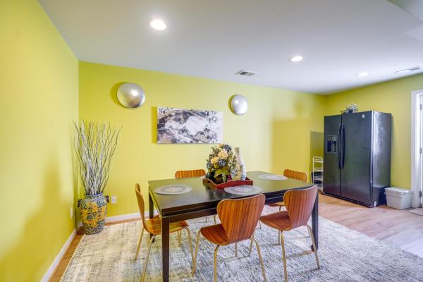 A la foto es mostra l'objecte 20 Mi to Downtown DC Pet-Friendly Lorton Apt! situat a la ciutat de Lorton.