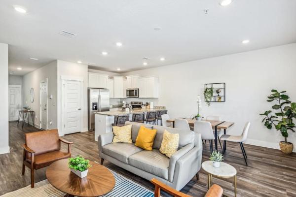 Na fotografii je vidět objekt LUXURY TOWNHOME NEAR DOWNTOWN AND PENSACOLA BEACH nacházející se ve městě Molino.