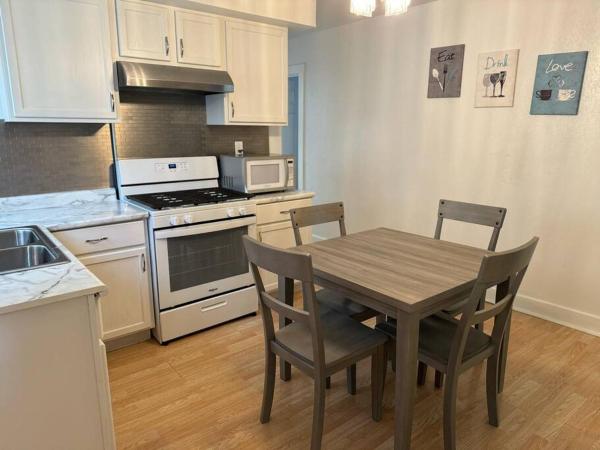 A la foto es mostra l'objecte Cozy home with 3 beds and an office! situat a la ciutat de Larkdale.