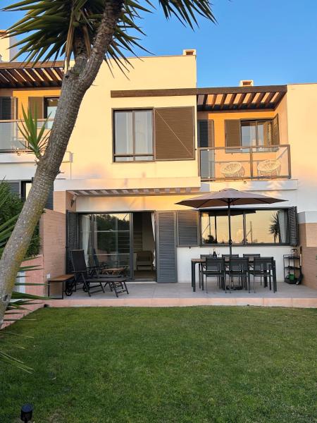 A la foto es mostra l'objecte Three Bedroom Sea View Townhouse Villa situat a la ciutat de Vale da Ursa.