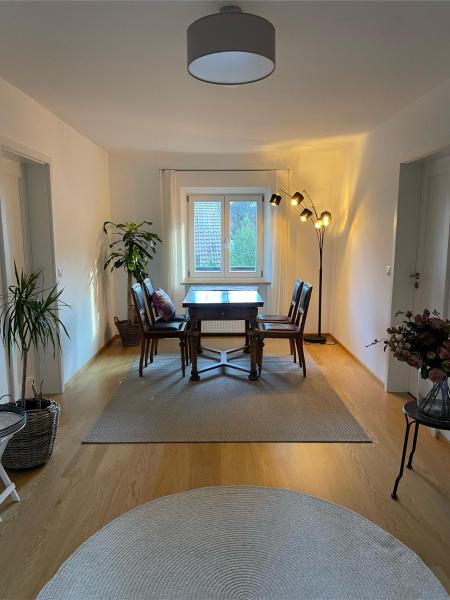 A la foto es mostra l'objecte Haus KaiserInn - komfortable Wohnung 82 qm TOP ausgestattet, 2 Schlafzimmer mit Balkon und Bergblick situat a la ciutat de Flintsbach.