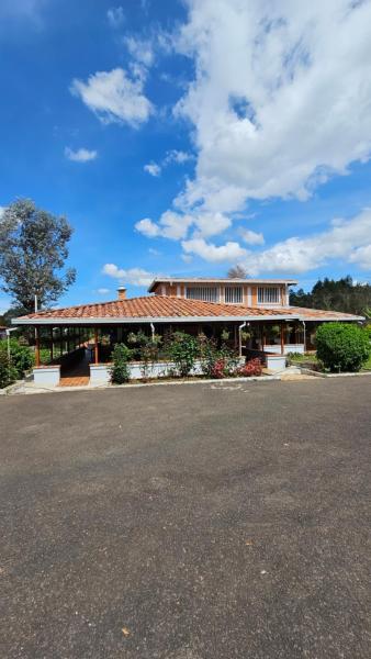 A la foto es mostra l'objecte Casa campestre, Guarne-Aeropuerto José María Córdova situat a la ciutat de Guarne.