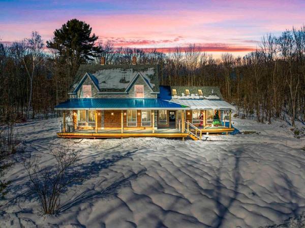 A la foto es mostra l'objecte Aspen Noir Luxury Estate with Hot Tub Firepits situat a la ciutat de Bryant Pond.