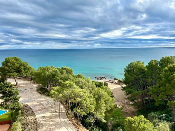 På billedet ses objektet MIAMI PLAYA SIRENS en Cala Sirenas FREE WIFI beliggende i byen Mont-roig.