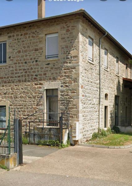 A la foto es mostra l'objecte La parenthèse dorée Studio à saint bel situat a la ciutat de Savigny.