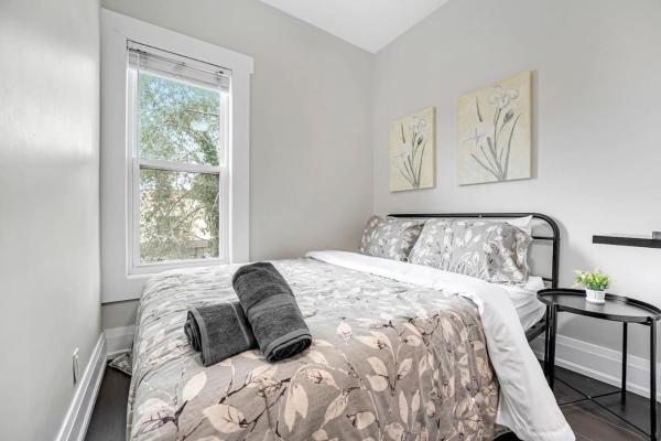På billedet ses objektet Luxury 2BR Home Near DT GO Hospitals Waterfalls beliggende i byen Hamilton.