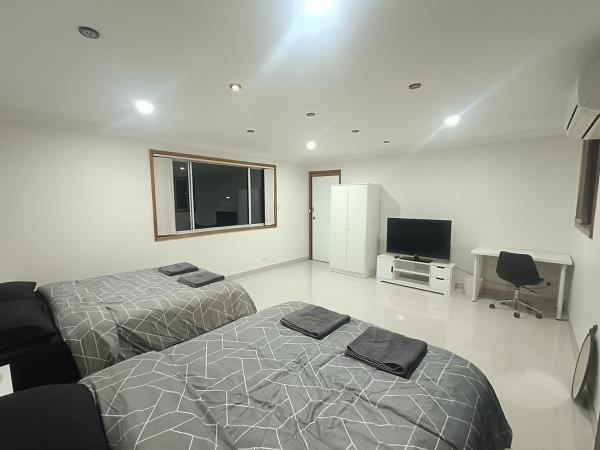 Foto 1: Large, Family Room with Spacious, Private Balcony - GE
