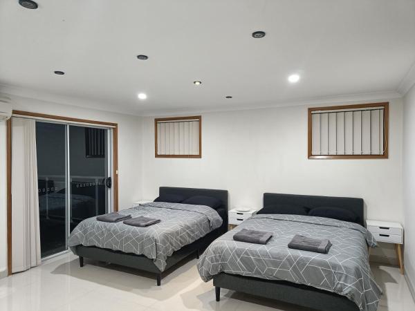 Foto 2: Large, Family Room with Spacious, Private Balcony - GE