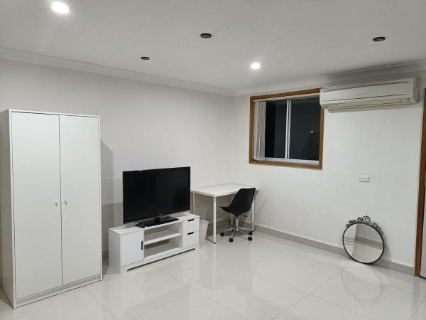 Foto 4: Large, Family Room with Spacious, Private Balcony - GE