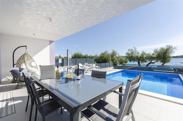 A la foto es mostra l'objecte Apartments Adriatic with pool situat a la ciutat de Vodice.