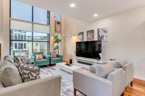 A la foto es mostra l'objecte Townhouse - Urban Living with Rooftop Deck! situat a la ciutat de Newark.