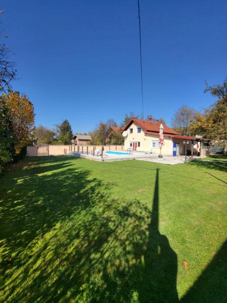 The photo shows the Villa Maja located in the city of Petrovići.