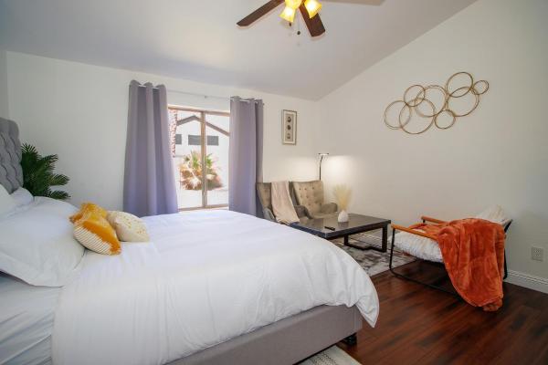 A la foto es mostra l'objecte Modern home with big yard situat a la ciutat de Phoenix.