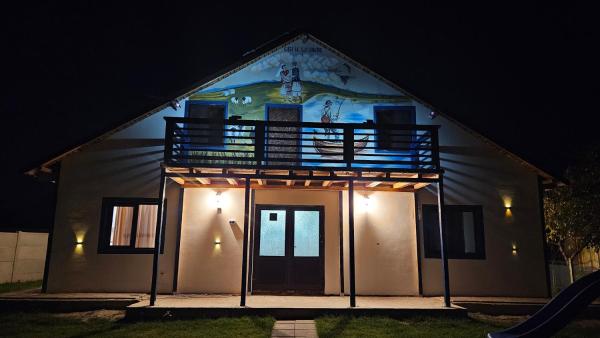 A la foto es mostra l'objecte Casa de la Dunăre-Dăeni situat a la ciutat de Măraşu.