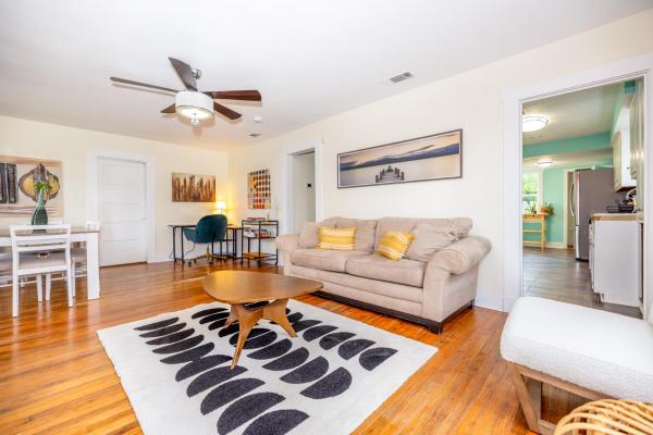 A la foto es mostra l'objecte Lovely Home Away From Home - Entire House! situat a la ciutat de Austin.