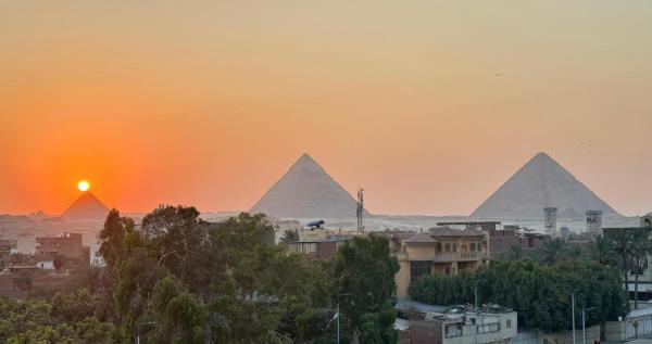 A la foto es mostra l'objecte Remal Pyramids Hotel situat a la ciutat de El Caire.