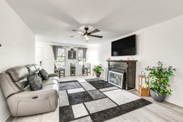 A la foto es mostra l'objecte Richmond Home w/ Deck: 1 Mi to Richmond Raceway! situat a la ciutat de Richmond.