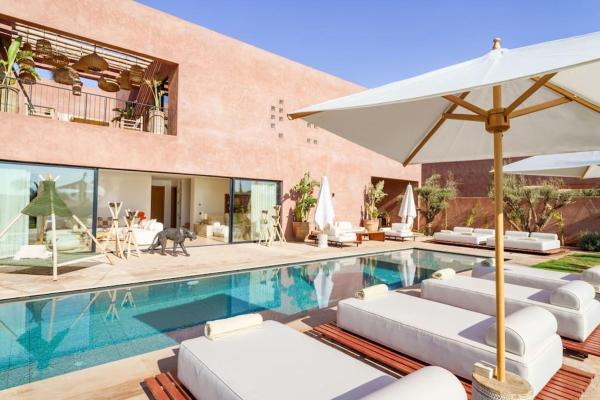 La photo montre l'objet Dar Al Jenna - Villa de luxe avec piscine privée situé dans la ville de Marrakech.
