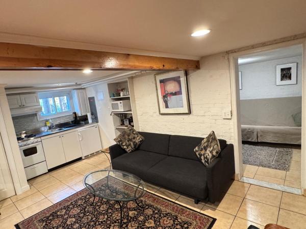 Op de foto is het object First Floor One Bedroom Apartment with Full Kitchen & Bath te zien, gelegen in de stad Washington.