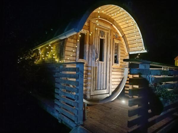 På billedet ses objektet Auszeit am Vulkan - Appartements mit Fasssauna beliggende i byen Laubach.