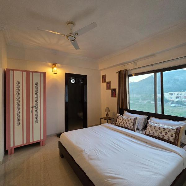 Auf dem Foto ist das Objekt Ghar RJ27 - A Hill View Homestay in Udaipur in der Stadt Udaipur zu sehen.