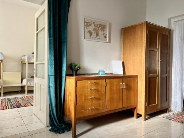 A la foto es mostra l'objecte OLD Hostel situat a la ciutat de Limassol.