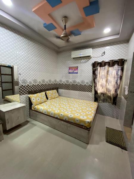 A la foto es mostra l'objecte Swamy's Aruna Residency situat a la ciutat de Vadarevu.