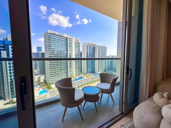 Na zdjęciu widoczny jest obiekt Chic 1-Bedroom in Sterling Tower, Downtown Stay - 17AB05 położony w mieście Dubaj.