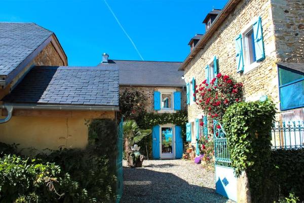 Na zdjęciu widoczny jest obiekt Maison Millagé face aux Pyrénées położony w mieście Cardesse.