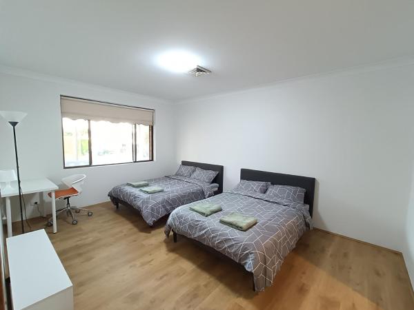 照片显示了位于Merrylands市的Cozy Family Room with Private Bathroom in Spacious Home - M8物件。