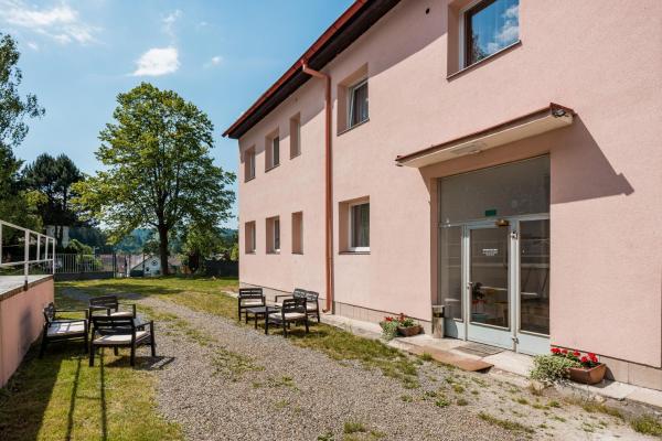 På billedet ses objektet penzion-sklarna beliggende i byen Dlouhá Ves.