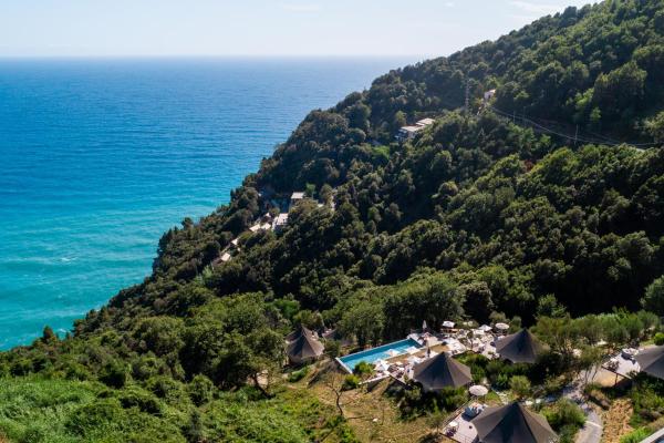 På billedet ses objektet Sesta Terra Natural Resort beliggende i byen Framura.