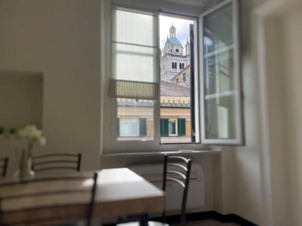 Appartamento C moderno soleggiato vista cattedrale, Genova