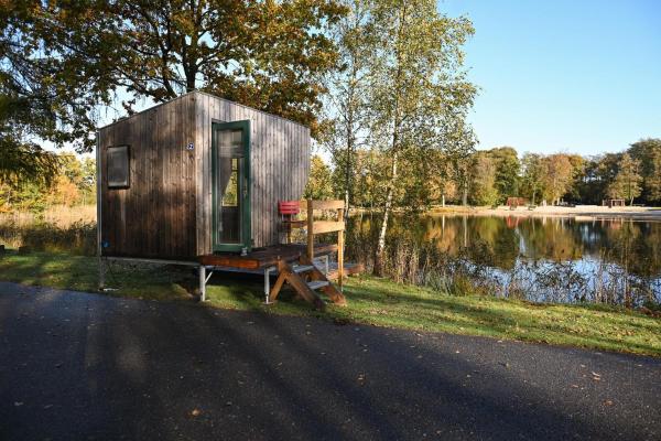 写真にはショルテンス市にあるSleep Space 2 - Green Tiny Spot Frieslandが写っています。