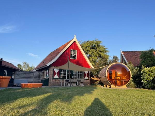 A la foto es mostra l'objecte De Essenburgh 7-persoons, overdekte hottub en lounge, barrel sauna, sunshower, wifi, omheinde tuin, huisdier vriendelijk situat a la ciutat de Lievelde.