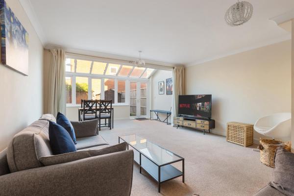 A la foto es mostra l'objecte 4Bed House Redhill Train Station situat a la ciutat de Redhill.