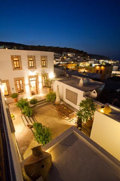 A la foto es mostra l'objecte Villa Lindos situat a la ciutat de Lindos.