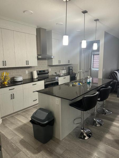 Auf dem Foto ist das Objekt 3 Bedroom House in NW Calgary in der Stadt Calgary zu sehen.