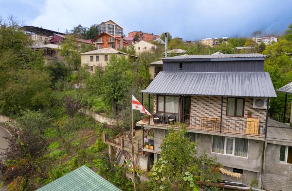 The photo shows the Guest House Sunrise located in the city of Khulo.
