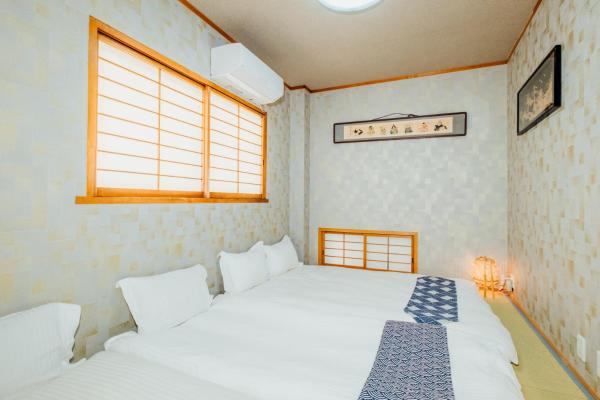 Op de foto is het object 难波附近促销中 4卧室1厨房2浴室2厕所 市中心 闹中取静 适合大家庭 最大可容纳13人的舒适住宅 te zien, gelegen in de stad Osaka.