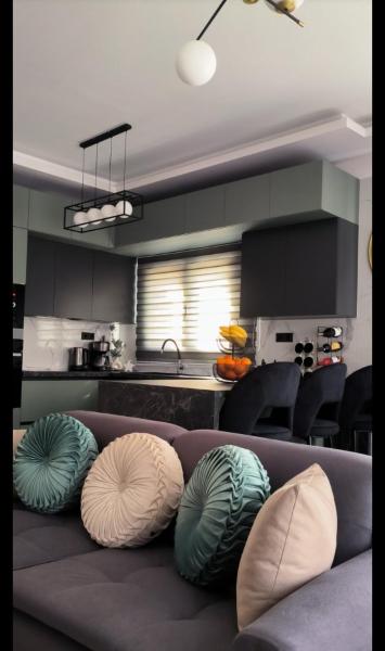 Na fotografii je vidět objekt Leon Apartment nacházející se ve městě Pedini.