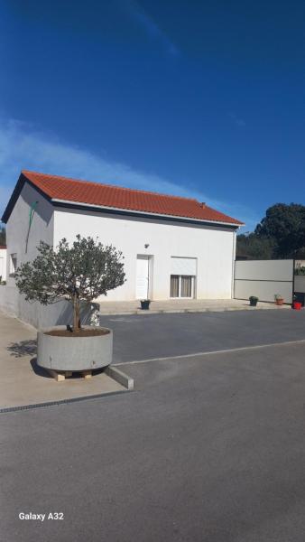 A la foto es mostra l'objecte Monte dos Pastorinhos II situat a la ciutat de Fàtima.