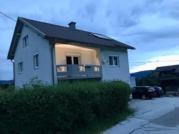 På billedet ses objektet Rosentaler Privatunterkunft beliggende i byen Zell-Pfarre.