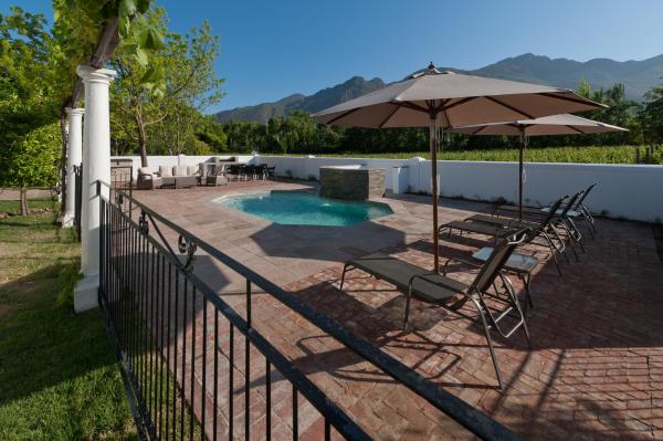 A la foto es mostra l'objecte La Galiniere Guest Cottages situat a la ciutat de Groendal.