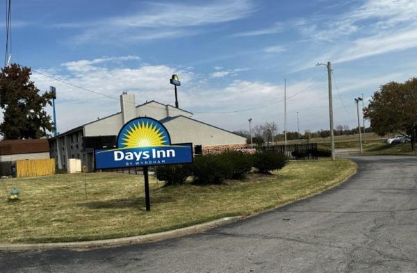 Na zdjęciu widoczny jest obiekt Days Inn & Suites by Wyndham Caseyville położony w mieście Caseyville.