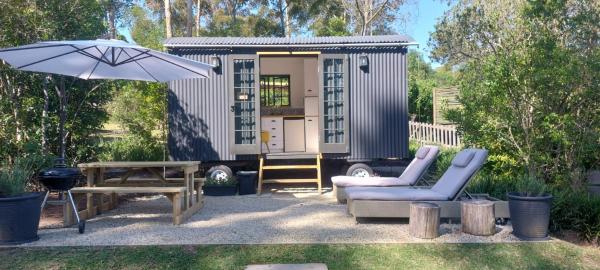 Na foto é possível ver o objeto Luxury Shepherds Hut Farm Retreat localizado na cidade de Kafferkop.