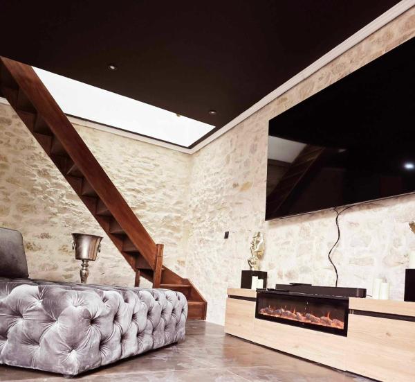 A la foto es mostra l'objecte Le Royal Love Loft situat a la ciutat de Marcillac.