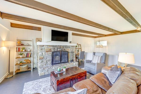 Na fotografii je vidět objekt Easy Access to Trails & Golf! Beech Mtn Townhome nacházející se ve městě Beech Mountain.